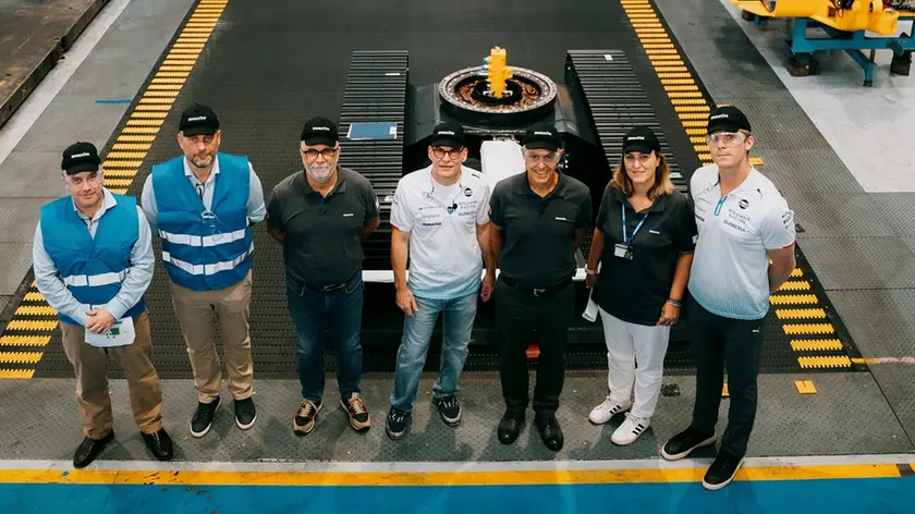 Villeneuve, maglia bianca al centro, nello stabilimento atestino (dalla pagina Facebook di Komatsu Italia)