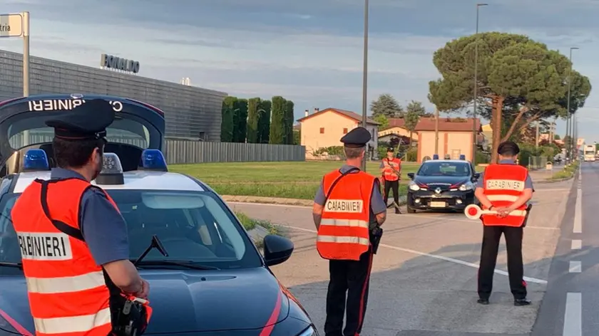 Un posto di blocco dei carabinieri durante il servizio coordinato