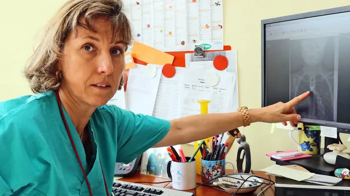 AGOSTINI AG.FOTOFILM TREVISO REPARTO DI CHIRURGIA PEDIATRICA, IN FOTO CON LA DOTTORESSA PAOLA MIDRIO
