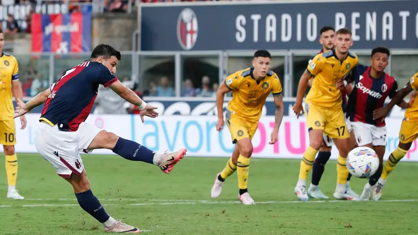 Bologna's Riccardo Orsolini scores the 1-0 goal on penalty during the Italian Serie A soccer match Bologna FC vs Udinese Calcio at Renato Dall'Ara stadium in Bologna, Italy, 18 August 2024. ANSA /SERENA CAMPANINI