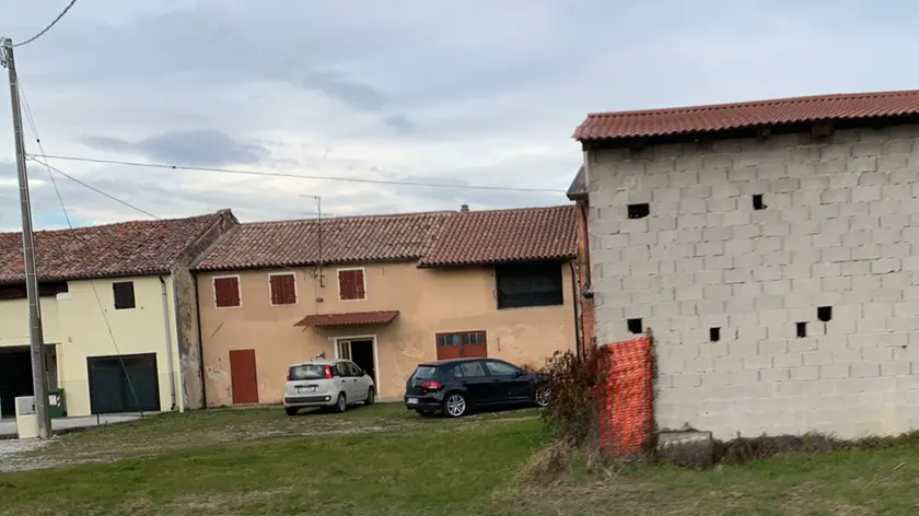 Il casolare di Zeminiana in cui la residente è stata sorpresa e aggredita