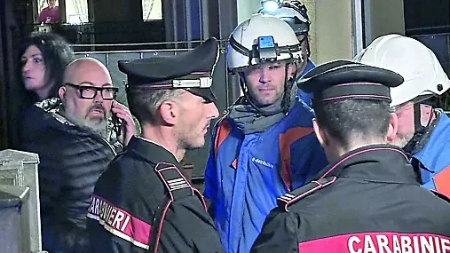 Le concitati fasi dell’allontanamento dei sinti dall'alloggio occupato abusivamente
