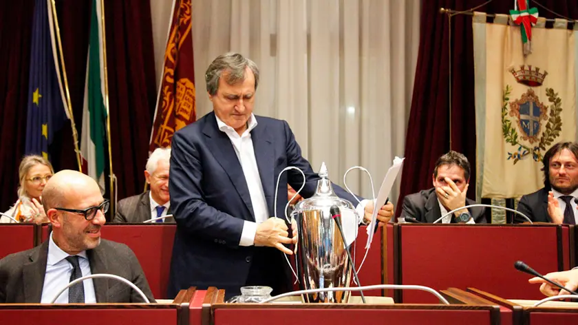 Cinque febbraio 2018, Mestre: consiglio comunale straordinario sul tema dei Pili e del Palazzetto dello sport. Il sindaco Luigi Brugnaro porta la Coppa della Reyer e piange