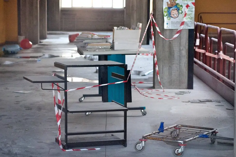 Este 07/03/2015 vandali all'interno della scuola ZANCHI nella foto : gli atti di vandalismo ph zangirolami