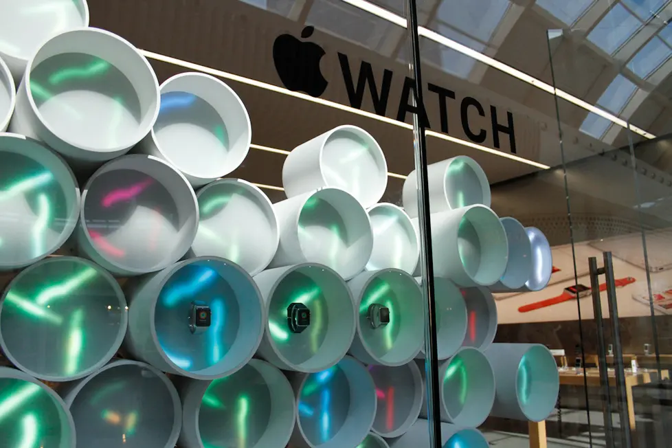 Agenzia Candussi. giornalista: costa. Nave De Vero, fila di clienti per acquistare il nuovo Appel Watch presso Apple store.