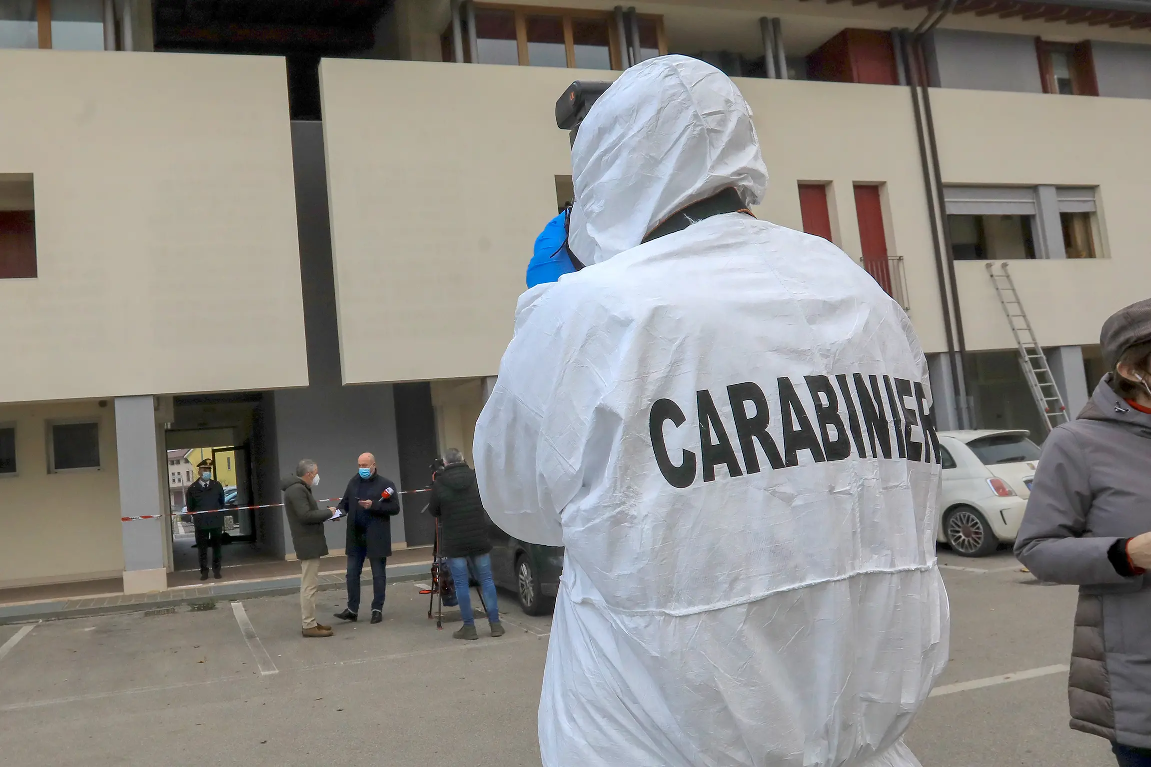 Carabinieri davanti alla palazzina di Castello di Godego (foto Maccagnan)