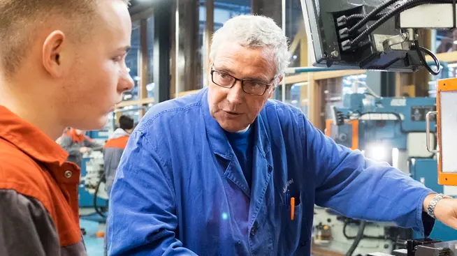 19/11/2015 Rotterdam, studenti metalmeccanici degli istituti Albeda e Zadkine collaborano con le officine nella zona del porto di Rotterdam. Un nuovo rapporto dice che gli operai specializzati come falegnami, elettricisti e idraulici sono sempre più scarsi. RDM Rotterdam è la vetrina di innovazione della zona del porto di Rotterdam, dove la tecnologia è resa visibile in modo attraente attraverso la sinergia di imprese, università, istrusione e ricerca.