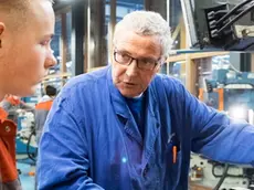19/11/2015 Rotterdam, studenti metalmeccanici degli istituti Albeda e Zadkine collaborano con le officine nella zona del porto di Rotterdam. Un nuovo rapporto dice che gli operai specializzati come falegnami, elettricisti e idraulici sono sempre più scarsi. RDM Rotterdam è la vetrina di innovazione della zona del porto di Rotterdam, dove la tecnologia è resa visibile in modo attraente attraverso la sinergia di imprese, università, istrusione e ricerca.