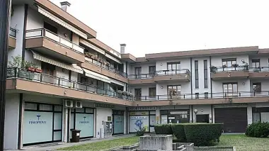 FALSE FATTURE. Qui sopra il documento fasullo consegnato a uno dei due clienti dell’ambulatorio «fantasma». In alto un originale di Fisio Piove A sinistra l’esterno dell’istituto fisioterapico il cui titolare ha portato alla luce lo scandalo