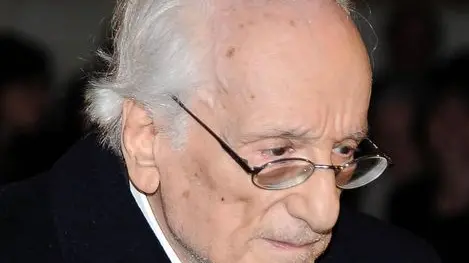 Il filosofo Gerardo Marotta con il 'Premio Vittorio De Sica per gli Studi Filosofici', nella Galleria Nazionale di Arte Antica del Palazzo Barberini, 5 novembre 2014, a Roma. ANSA/CLAUDIO ONORATI