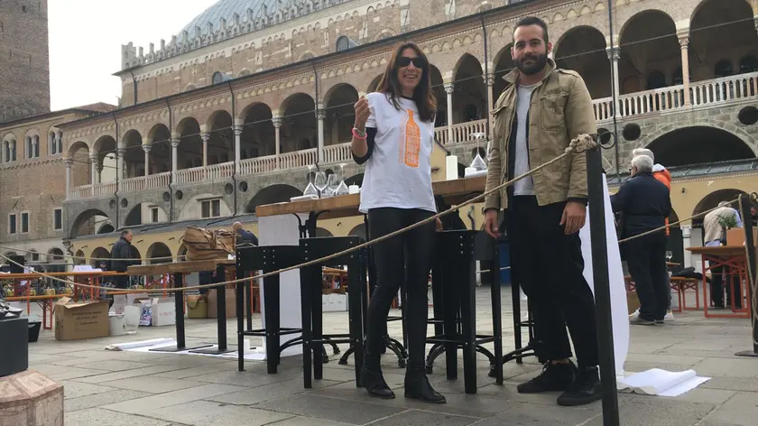 La preparazione di piazza della Frutta per la domenica
