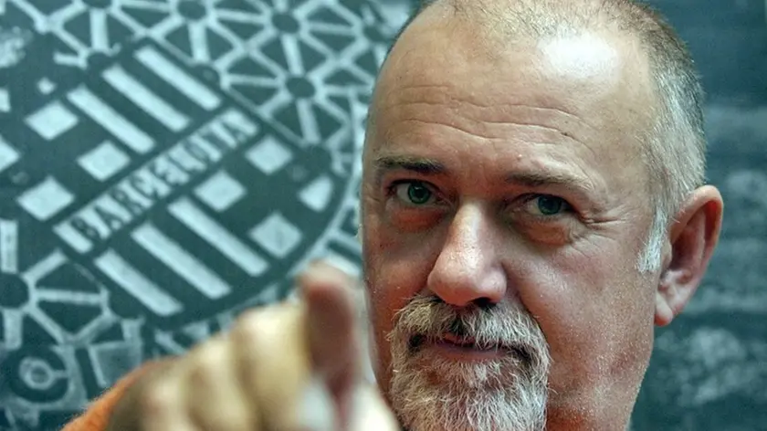 Lo scrittore Giorgio Faletti in una foto di archivio scattata a Barcellona il 10 febbraio 2006. ANSA / ALBERT OLIVE