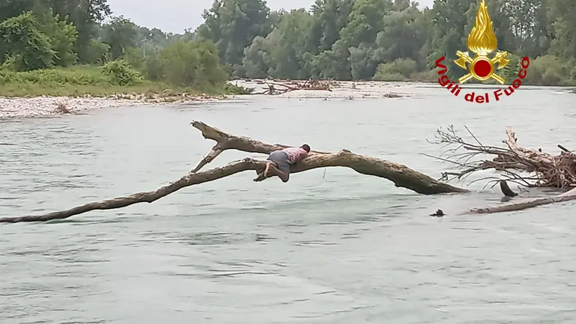 Uno dei ragazzi travolti dalla corrente del fiume Brenta: è stato salvato dai vigili del fuoco