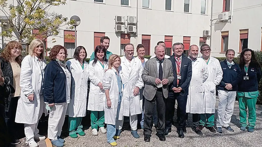 Il dg Dal Ben (al centro), con il professor Dal Moro e il dottor Tiberio e le équipe di Urologia e Anestesia-Rianimazione