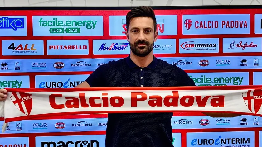 Matteo Andreoletti, 35 anni, nuovo allenatore del Padova ieri nella sede per la firma