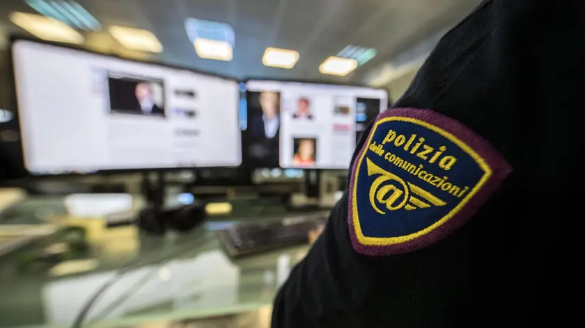 Un'immagine del Cnaipic, il Centro nazionale anticrimine informatico della Polizia postale, che in un'??ndagine coordinata dalla Procura di Roma, ha scoperto e smantellato una centrale di cyberspionaggio che per anni ha raccolto notizie riservate e dati sensibili su politici, istituzioni, pubbliche amministrazioni, studi professionali e imprenditori di livello nazionale. Due le persone arrestate, trovate in possesso di un database con oltre 18mila username. Roma, 10 gennaio 2017. ANSA/ MASSIMO PERCOSSI