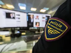 Un'immagine del Cnaipic, il Centro nazionale anticrimine informatico della Polizia postale, che in un'??ndagine coordinata dalla Procura di Roma, ha scoperto e smantellato una centrale di cyberspionaggio che per anni ha raccolto notizie riservate e dati sensibili su politici, istituzioni, pubbliche amministrazioni, studi professionali e imprenditori di livello nazionale. Due le persone arrestate, trovate in possesso di un database con oltre 18mila username. Roma, 10 gennaio 2017. ANSA/ MASSIMO PERCOSSI