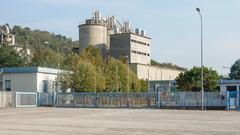 Il complesso ex Cementizillo come si presenta oggi e sotto una protesta di lavoratori davanti al sito (foto Zangirolami)