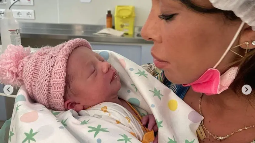 Belen con la piccola Luna Mari (foto postata su Instagram)