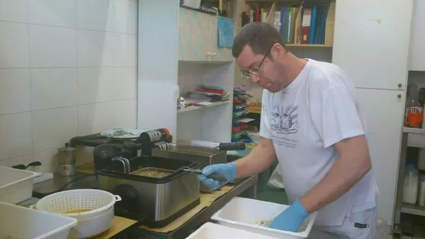 Carlo Favaro al lavoro nel suo panificio-pasticceria