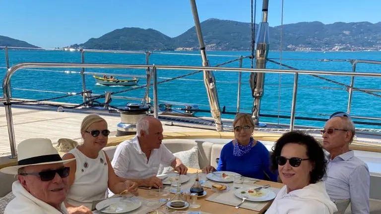 Ennio Doris sulla sua imbarcazione in navigazione lungo la Costa Azzurra nel settembre 2020. Alla sua destra c’è la moglie Lina insieme a un gruppo d’amici