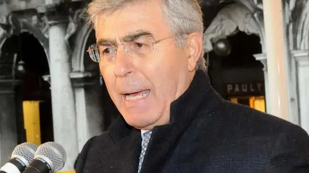 Pellicani Interpress Venezia, 04.11.2011.- Cà Foscari, Cerimonia di consegna del Diploma di Laurea per la sessione autunnale 2011 in Piazza San Marco.- Nella foto Vincezo Consoli AD di Venetobanca