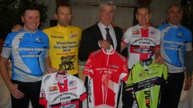 APPLAUSI Accanto, Paolo Bassan con i suoi “campioncini” A destra, taglio della torta alla festa della Scat Battaglia