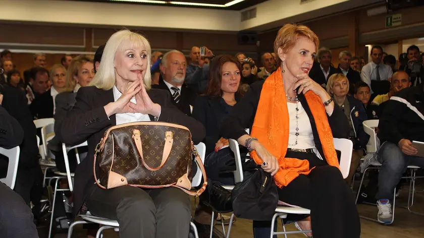 ©Claudio Bernardi/Lapresse Roma, 22 maggio 2012 - Circolo Rai Tor di Quinto Festeggiato lo scudetto della Juve al Circolo Rai, dallo Juventus Club Rai. Presentato da Gianfranco DeLaurentis e con la partecipazione di tifose juventine doc come Raffaella Carrà, Milly Carlucci e Novella Calligaris. nella foto: Raffaella Carrà e Novella Calligaris