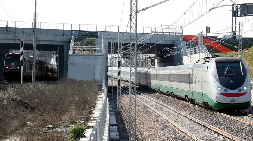PERTILE - NUOVO TRENO ALTA VELOCITA'. TRENI IN TRANSITO SOTTO L'AUTOSTRADA A4 A PADOVA, NUOVA LINEA AC-AV A DESTRA PERTILE - NUOVO TRENO ALTA VELOCITA_.