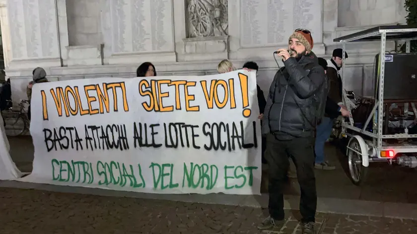 La manifestazione contro le misure cautelari per gli attivisti dei centri sociali