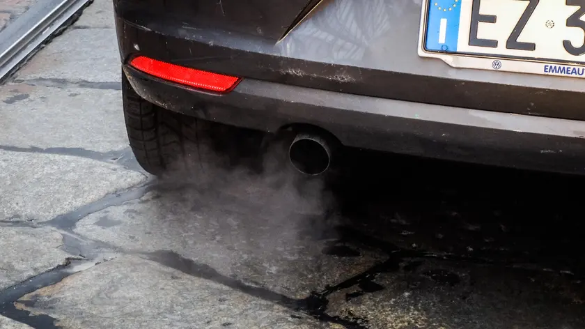 Il ubo di scarico di un'auto, 7 gennaio 2020. Restano ancora attive a Milano le misure anti inquinamento adottate in seguito all'aumento dei livelli di Pm10. Nonostante la tregua concessa dallo smog nella giornata di domenica, non sussistono ancora le condizioni per revocare i divieti temporanei di primo livello scattati venerdì scorso: anche oggi, dunque, in città e in provincia confermato lo stop alla circolazione dei veicoli più inquinanti, motori Euro 4 diesel compresi. Ansa/Matteo Corner