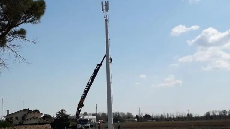 La posa di un’antenna per la telefonia mobile a Vigonza