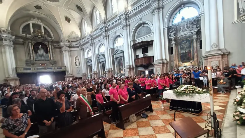 Duomo di Conselve gremito per il funerale di Arianna Cuccato (ph Zangirolami)