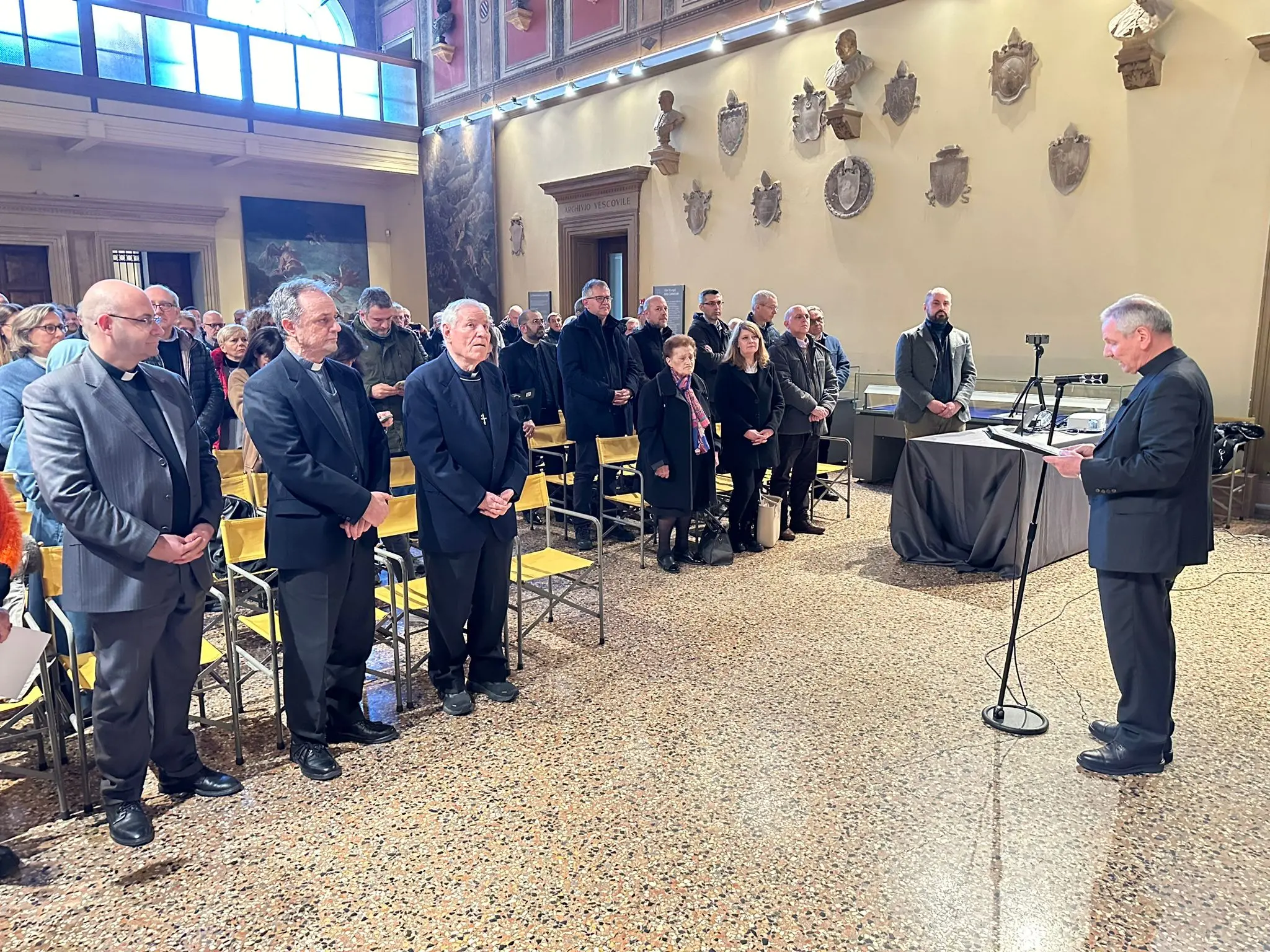 Il vescovo Claudio Cipolla e la platea presente alla nomina
