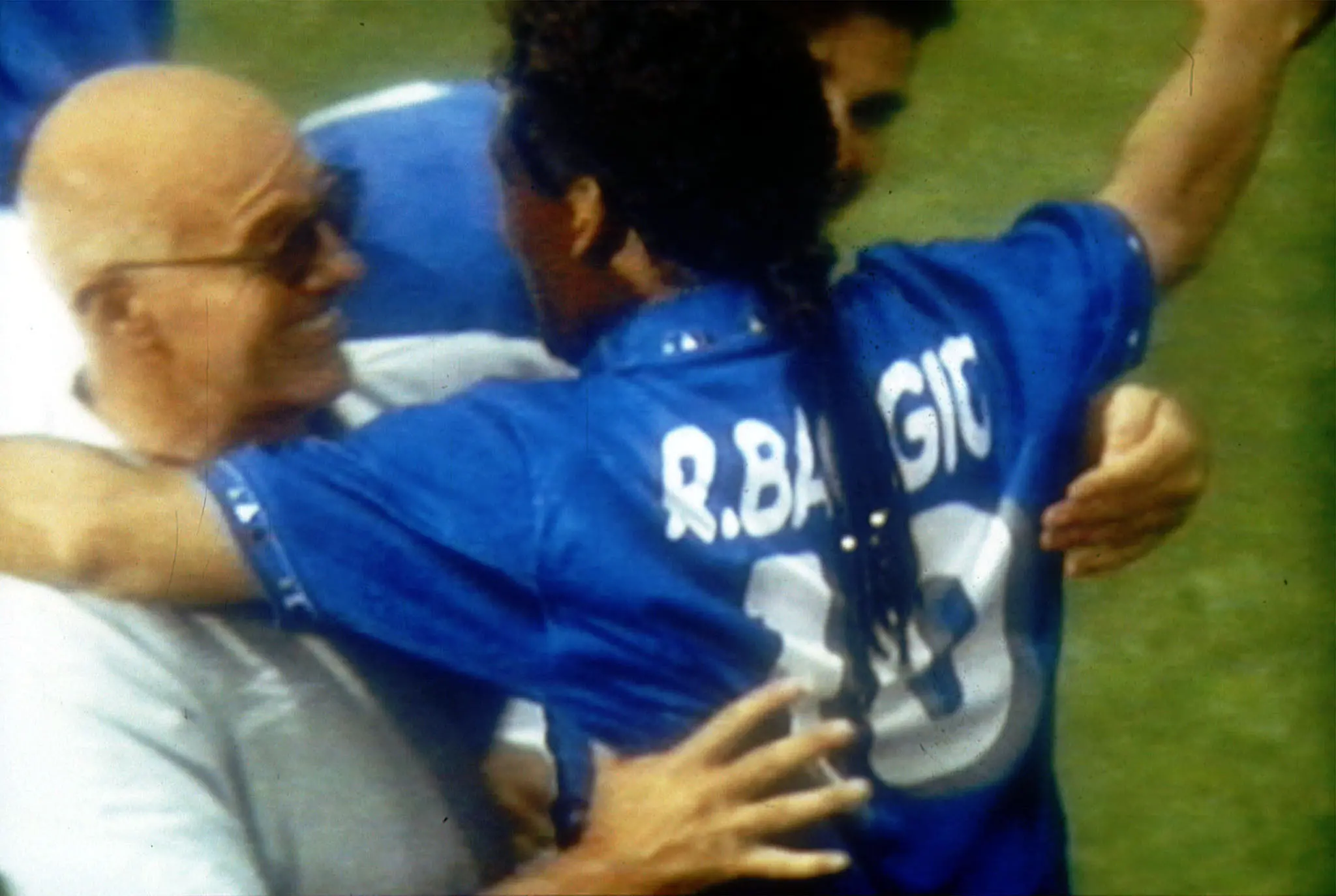 L' ex ct della Nazionale di calcio Arrigo Sacchi (S) e Roberto Baggio si abbracciano dopo che il giocatore ha realizzato il rigore nella scena finale dello spot per la nuova campagna pubblicitaria di Wind, che ha lo slogan " la storia e' cambiata " . " L' abbraccio tra Sacchi e Baggio e' stato spontaneo ed emozionante dopo la rottura dei loro rapporti in seguito ai Mondiali del 1994, quando il giocatore, con il suo rigore sbagliato, ha spezzato i sogni di un' Itallia Mondiale " , ha detto Emilio Haimann, presidente e direttore creativo della TBWA-BDDB, l' agenzia che ha curato la campagna. TBWA-BDDB PER WIND / ANSA / PAL