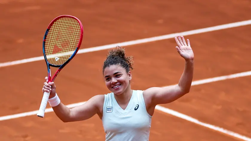 epa11307122 Jasmine Paolini of Italy celebrates a point during her women's singles round of 32 match against against Caroline Garcia of France at the Madrid Open tennis tournament, Madrid, Spain, 28 April 2024. EPA/SERGIO PEREZ