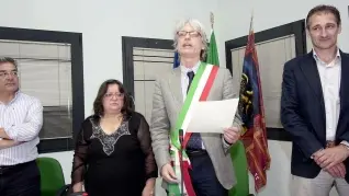 LA SFIDA DEL SINDACO. Francesco Vezzaro nuovo primo cittadino di Vigodarzere durante la cerimonia di insediamento della giunta ha tenuto la fascia tricolore a rovescio senza curarsi di chi gli faceva notare l’errore
