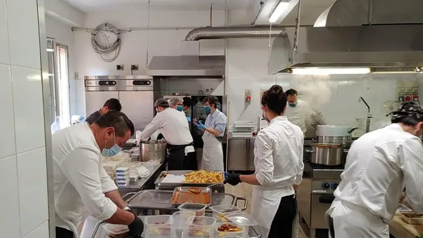 Volontari al lavoro alle Cucine popolari