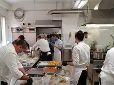 Volontari al lavoro alle Cucine popolari