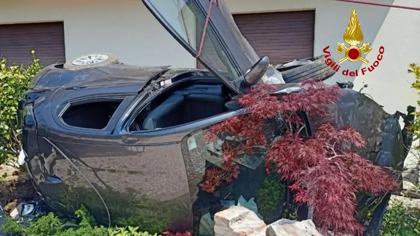 L'auto piombata nel cortile della casa