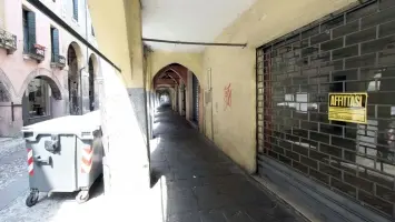 LA PROTESTA. Via Savonarola e, da sinistra a destra e dall’alto in basso Luca Morotti, Gino Agostini, Gianni Noventa e Andrea Francescon
