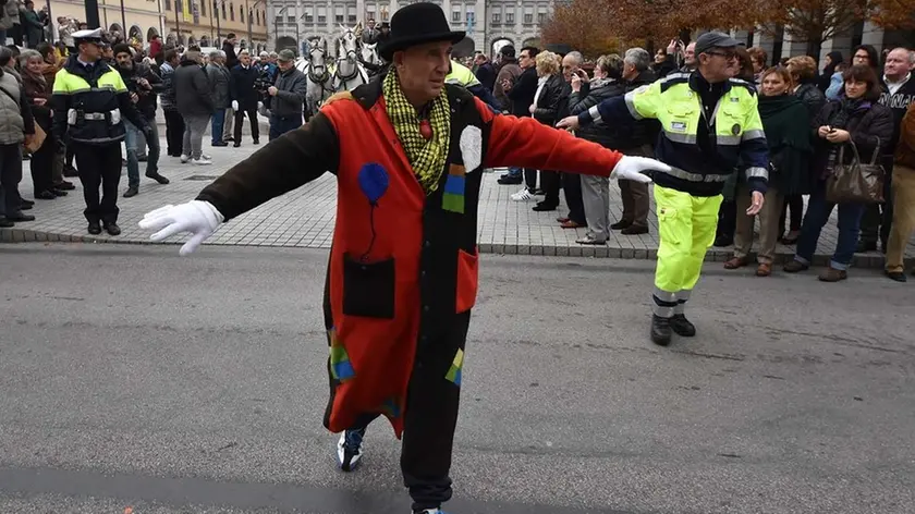 DINELLO - DINO TOMMASELLA - SAN DONA' DI PIAVE - FUNERALE MORIA ORFEI- LA GENTE IN PIAZZA E LUNGO LE STRADE