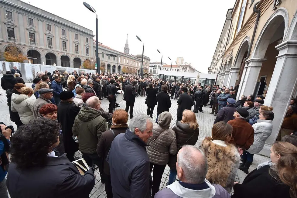DINELLO - DINO TOMMASELLA - SAN DONA' DI PIAVE - FUNERALE MORIA ORFEI- LA GENTE IN PIAZZA E LUNGO LE STRADE