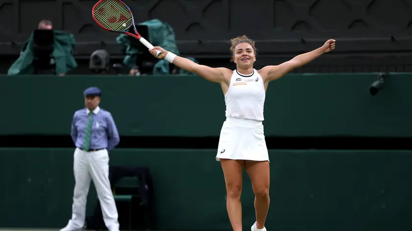 epa11468729 Jasmine Paolini of Italy celebrates after winning the Women's quarterfinal match against Emma Navarro of the USA at the Wimbledon Championships, Wimbledon, Britain, 09 July 2024. Paolini won in two sets. EPA/NEIL HALL EDITORIAL USE ONLY