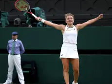 epa11468729 Jasmine Paolini of Italy celebrates after winning the Women's quarterfinal match against Emma Navarro of the USA at the Wimbledon Championships, Wimbledon, Britain, 09 July 2024. Paolini won in two sets. EPA/NEIL HALL EDITORIAL USE ONLY