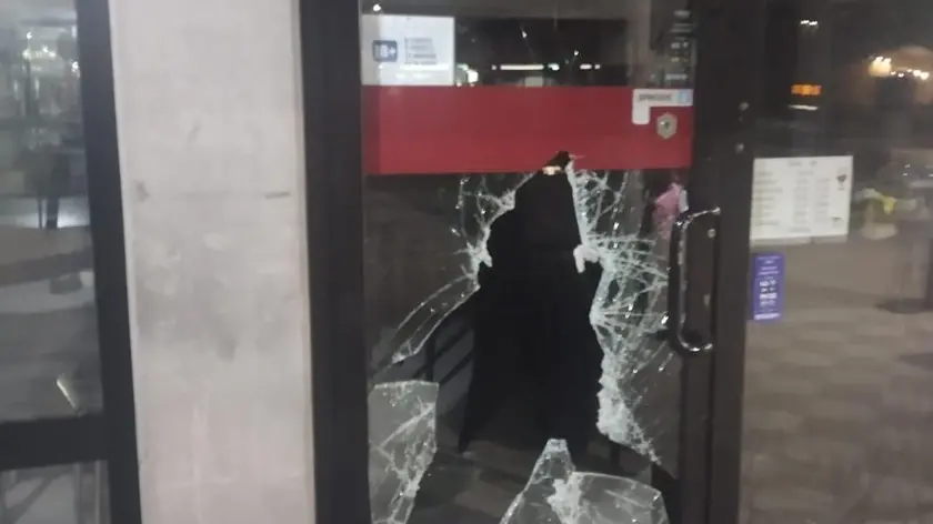 Il vetro della porta d’ingresso è stato infranto per entrare
