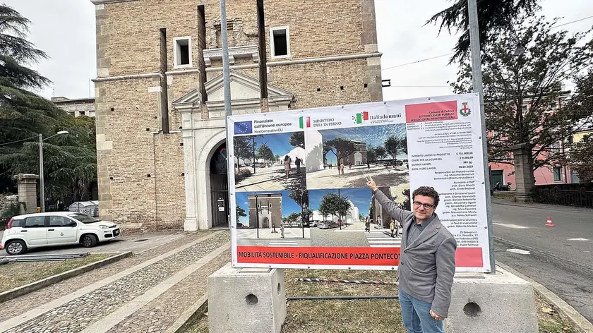 Il vicesindaco Andrea Micalizzi illustra il rendering dei lavori davanti a Porta Pontecorvo