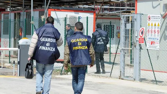 Schiavonia, Apr 12.CC, Finanza e Polizia nel cantiere del nuovo Ospedale. Nella foto: La finanza, due sono appena entrati e due entrano adesso.Ph. Zangirolami