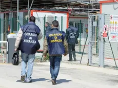 Schiavonia, Apr 12.CC, Finanza e Polizia nel cantiere del nuovo Ospedale. Nella foto: La finanza, due sono appena entrati e due entrano adesso.Ph. Zangirolami