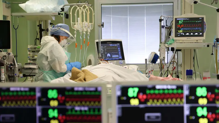 Doctors and nurses wearing protective suits and masks at work inside the intensive care unit of the Bolognini hospital in Seriate, near Bergamo, northern Italy, 13 March 2021. Most of Italy is expected to be a COVID-19 red zone next week, due to a sharp rise in contagion and new rules the government is expected to apply on how to classify regions in the nation's tiered system of coronavirus-linked restrictions. ANSA/ FILIPPO VENEZIA